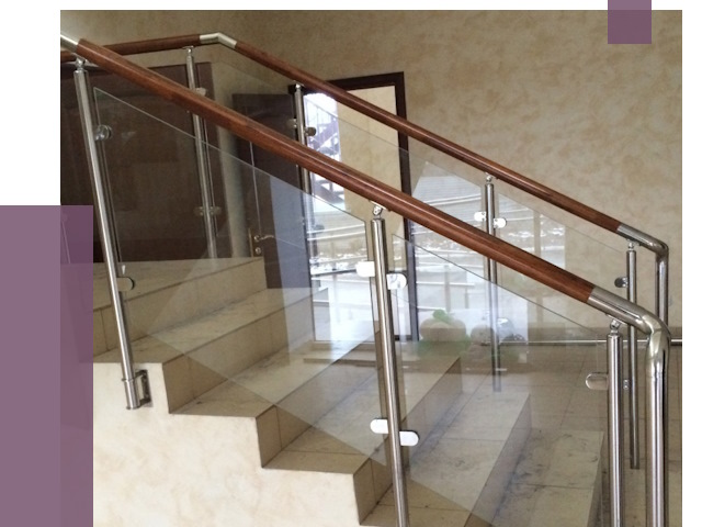 Комбинированные перила из металла и дерева в Вольске