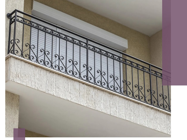 Балконные ограждения из металла и стекла в Вольске для домов